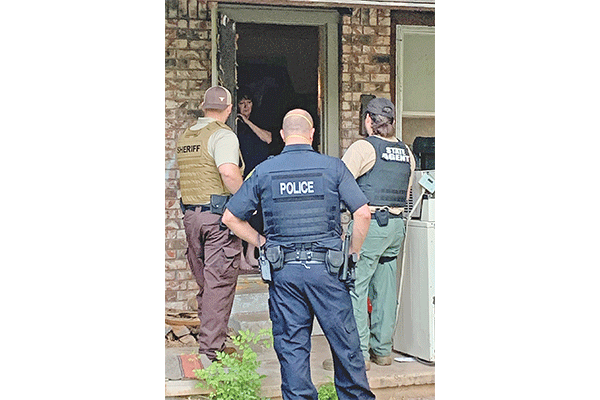 Agent and officers serving one of more than 30 arrest warrants in Caddo County