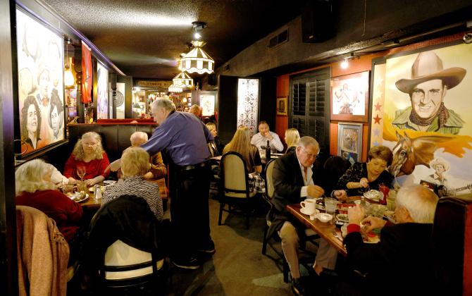 Patrons enjoy a meal prior to New Year’s Eve festivities Dec. 31, 2022, at Jamil’s Steakhouse on Lincoln Boulevard. RIP STELL | SOUTHWEST LEDGER