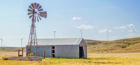 Public Service Company of Oklahoma asked the State Corporation Commission to approve its “fuel-free power plan” which would feature the purchase of three new wind farms and three new solar facilities in Texas and Kansas. PHOTO PROVIDED/CHRIS MARTIN