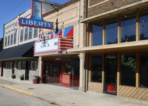 Preparations are made for a Saturday matinee screening of Avatar at the Liberty Movie Theatre in Carnegie on Dec. 17. RIP STELL | SOUTHWEST LEDGER