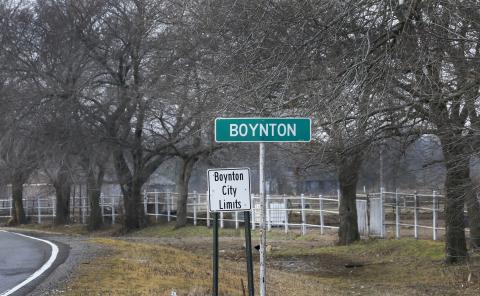 City Limit Signs on the South Side of Boynton. RIP STELL | SOUTHWEST LEDGER