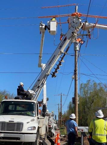 PSO contract linemen replace a section of a 7,620-volt power line along Seventh Street north of Gore Boulevard in Lawton in March 2021. KYLETTA RAY | SOUTHWEST LEDGER