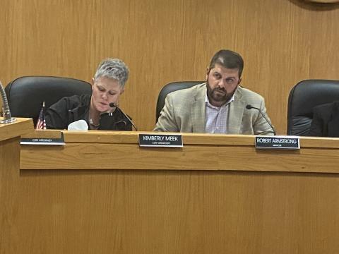 From the left, Duncan City Manager Kimberly Meek and Mayor Robert Armstrong listen to residents’ complaints about their utility bills during the Duncan City Council’s Oct. 10 meeting in the council’s chambers. The city is replacing more than 13,500 water meters across town, which has affected the utility billing schedule. ERIC SWANSON | SOUTHWEST LEDGER
