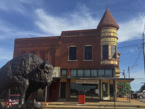 Apache Town Hall, as seen on May 4. Criminal charges that had been pending for 20 months against a former Town Hall employee accused of embezzling almost $400 of municipal funds on two occasions in July 2023, were dismissed last month. Bryanna Ramos | Southwest Ledger