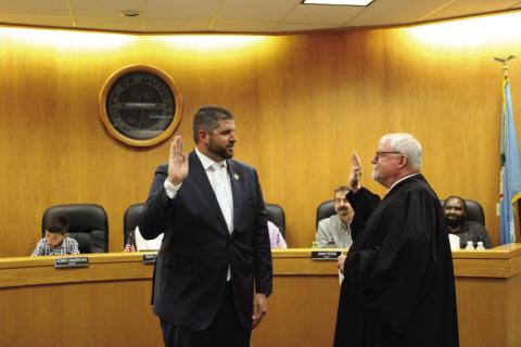Duncan Mayor Robert Armstrong is sworn into office by Municipal Judge Joe Enos during the Duncan City Council’s May 6 meeting at the Police Department Complex. Armstrong is starting his second three-year term in office. Loisdawn Jones | City of Duncan